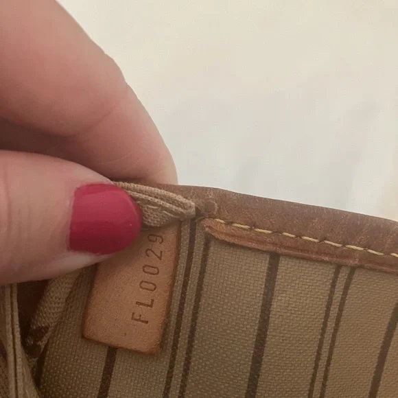 Louis Vuitton Neverfull MM - Picture 9 of 10